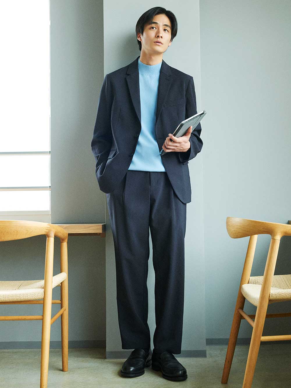 ネイビーのジャケットコーデ