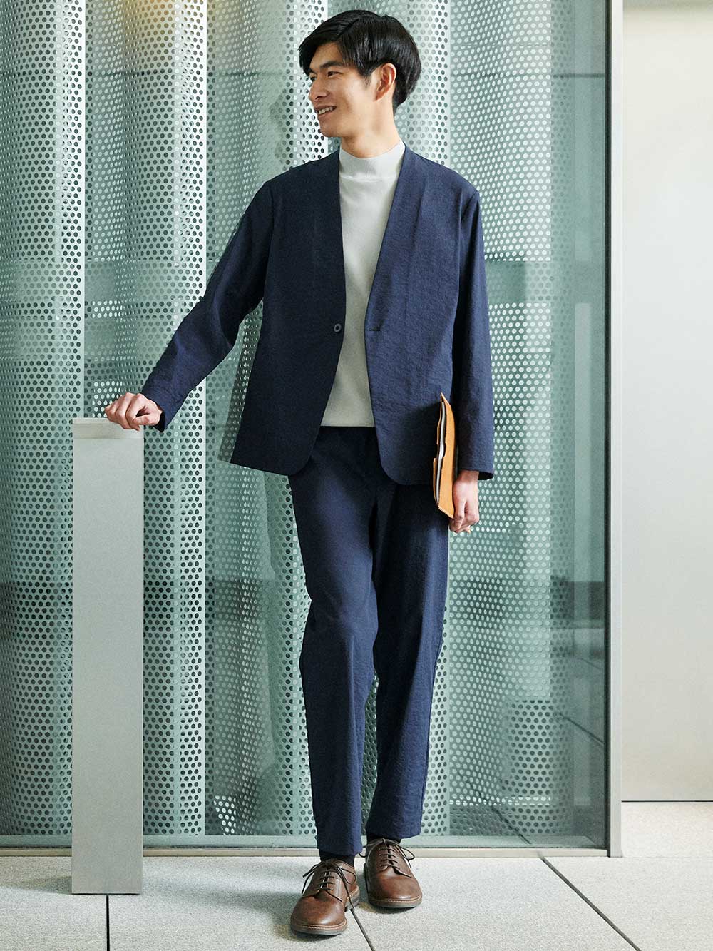 ノーカラージャケットにニットを合わせたワンランク上の結婚式二次会コーデ