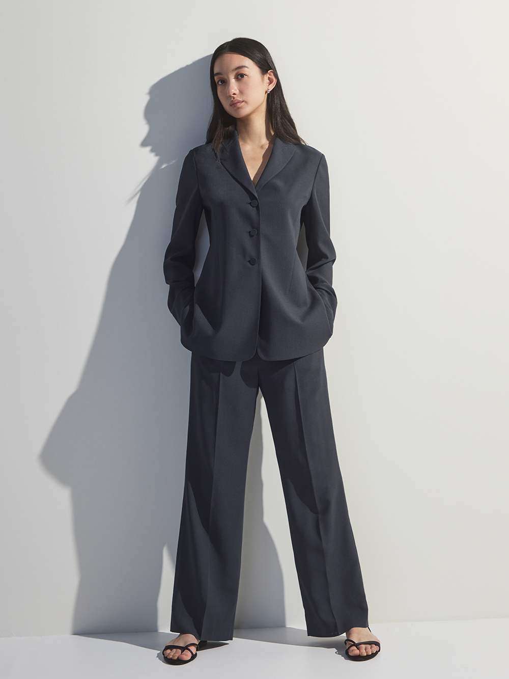 ウールブレンドジャケット、サテンドローストリングイージーパンツ」を