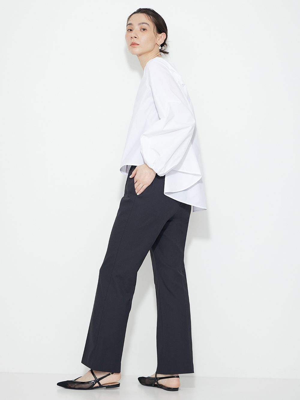 フリル付きの甘めシャツに、デニムを合わせたバランスの良いコーデ