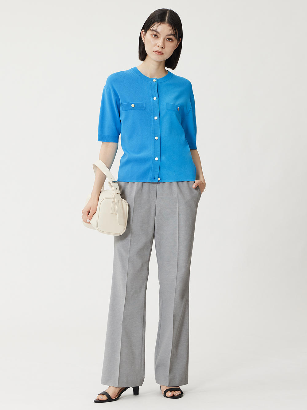 きれい色のカーディガンをアクセントにした、華やかなコーデ