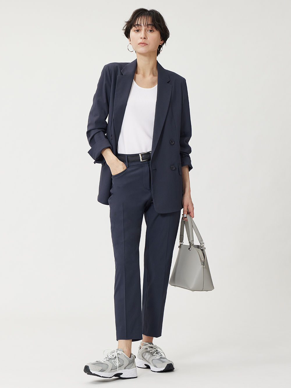紺色のジャケット・パンツのスーツにスニーカーを合わせたコーデ