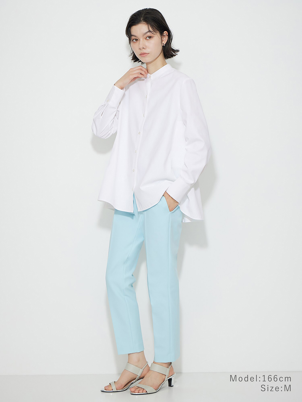 リラックスシルエットのブラウスにスティックパンツを合わせたYラインコーデ