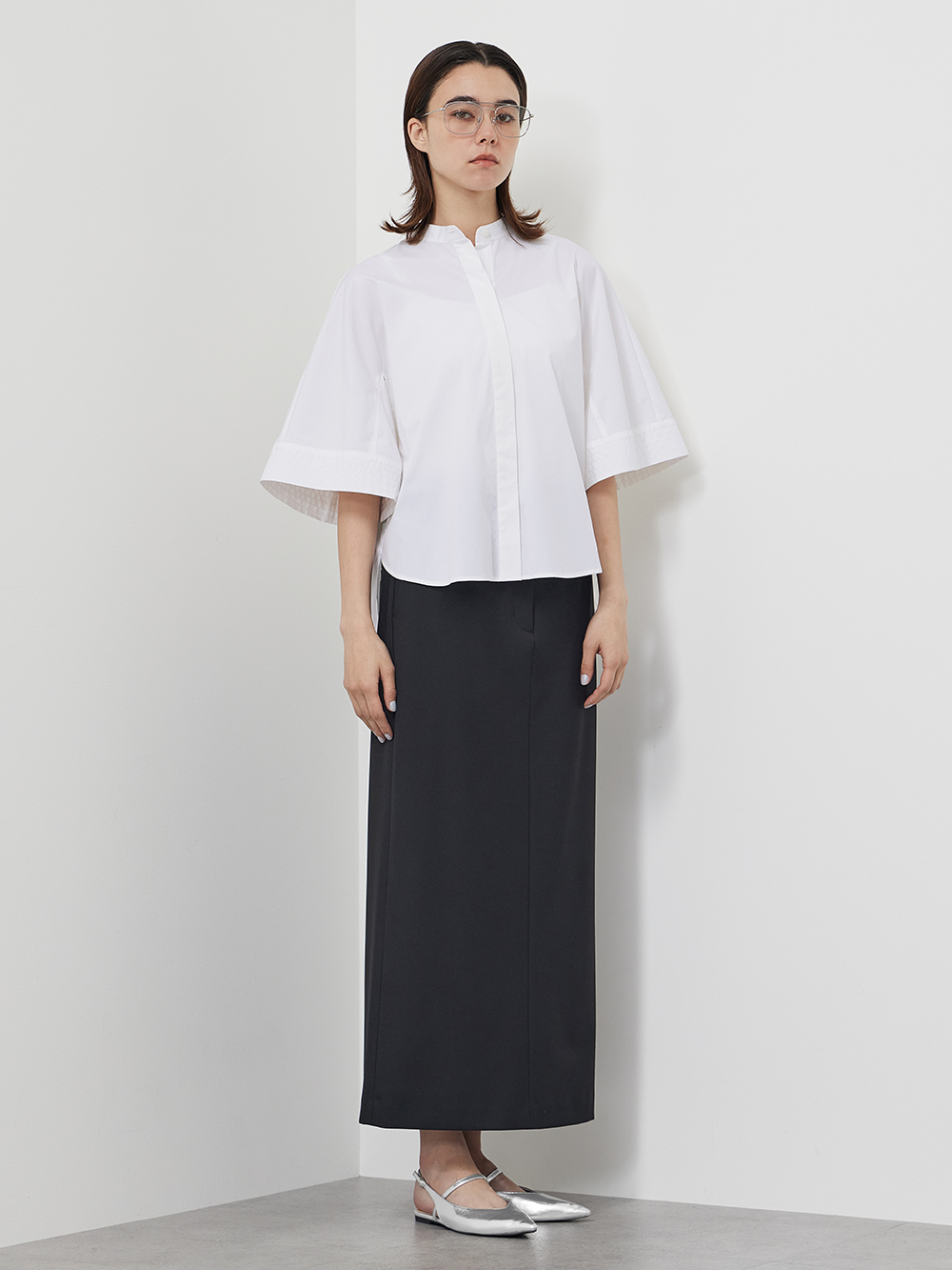 白シャツに黒のタイトスカートを合わせたコーデ