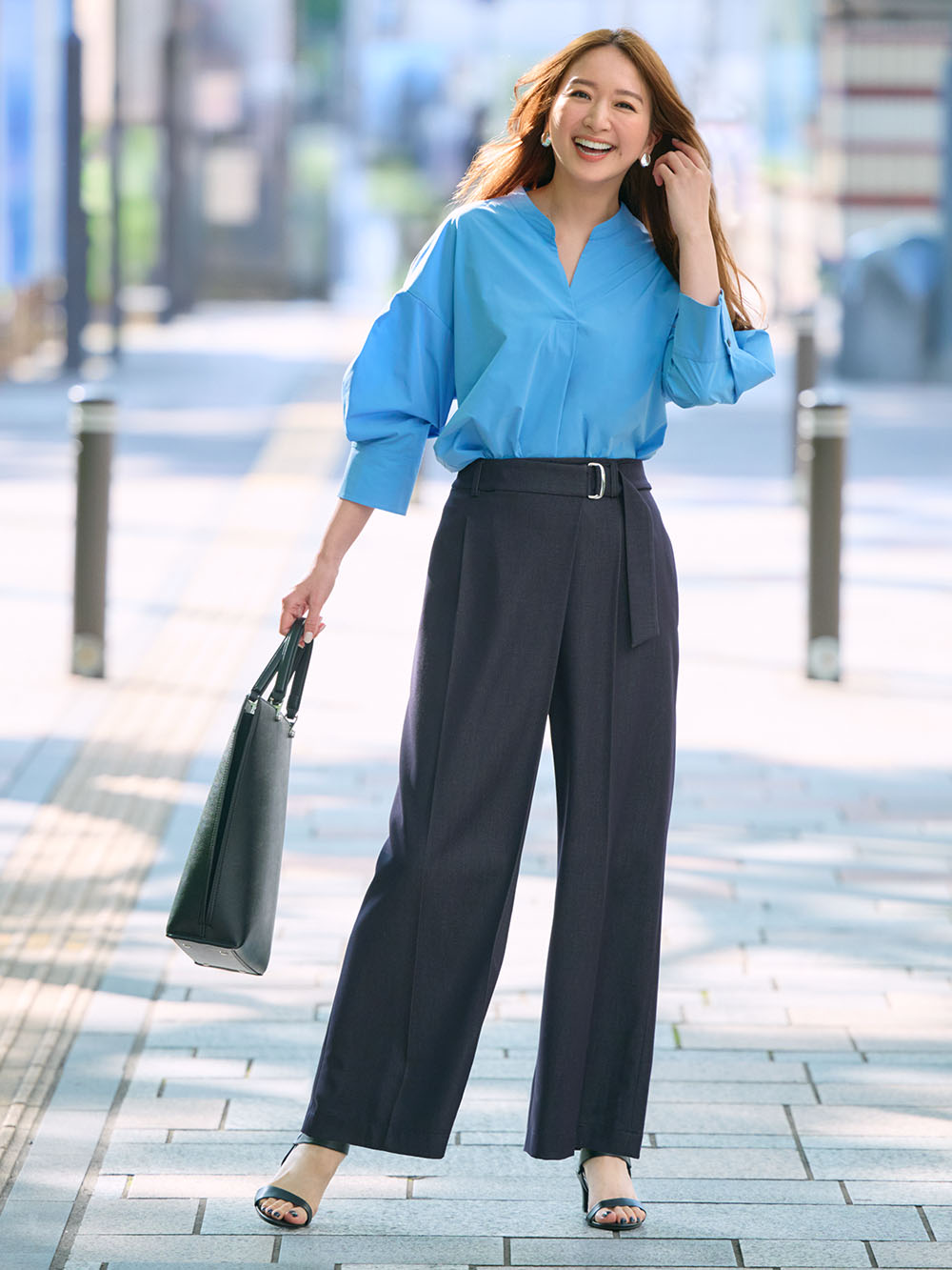 ブラウスとパンツを合わせたコーデ