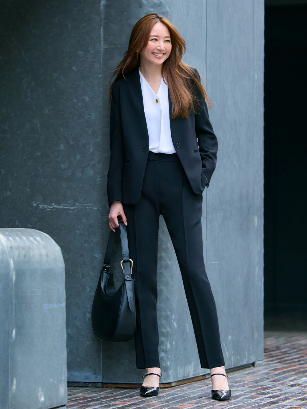 カラーレスジャケットとパンツのコーデ