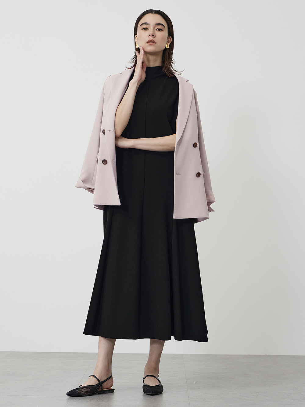 ワンピースにジャケットを肩掛けしたコーデ