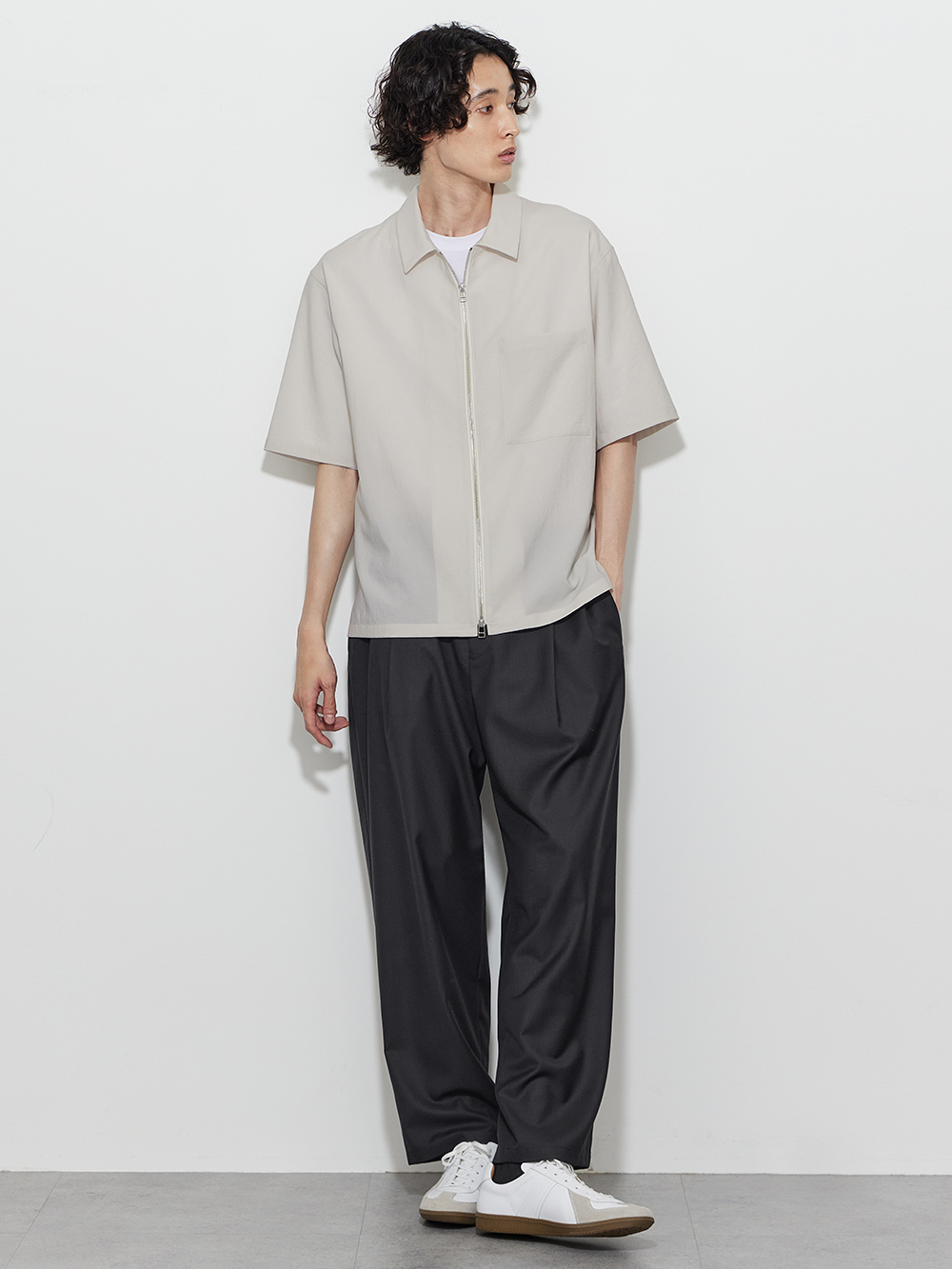 明るい色のシャツを羽織ったコーデ