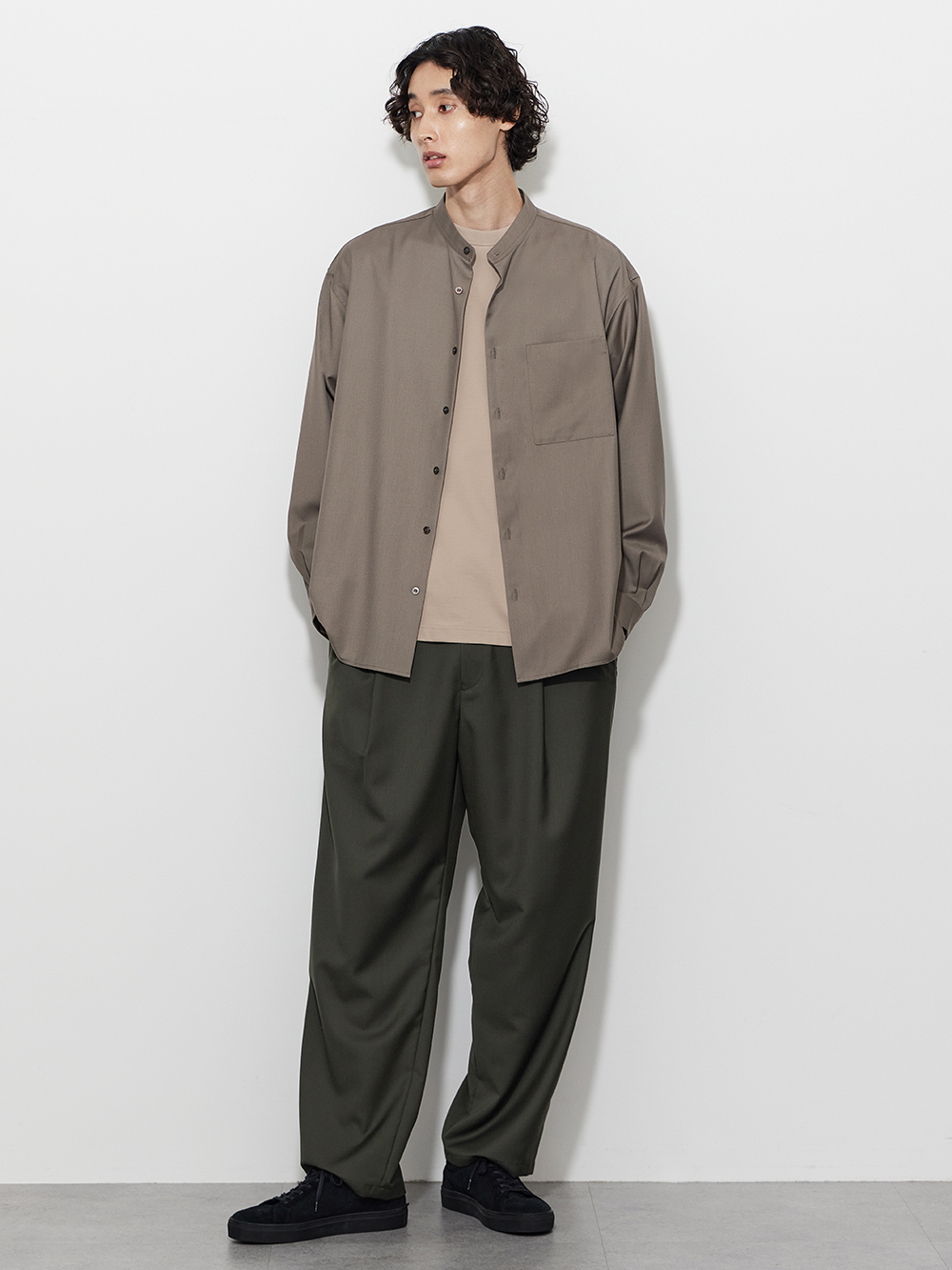 レーヨンブレンドのシャツとワイドパンツを合わせたコーデ