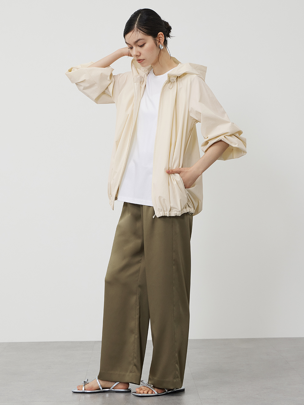 フーデッドギャザーブルゾンを羽織ったコーデ