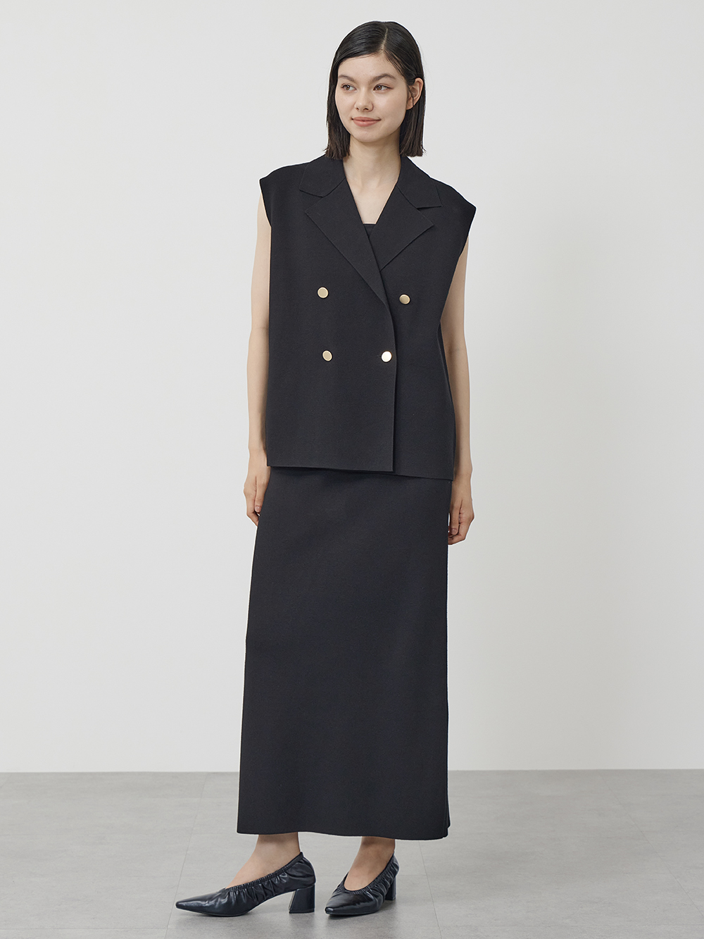 しゃれた存在感が香るニットカーディガンとスカートのワントーンコーデ