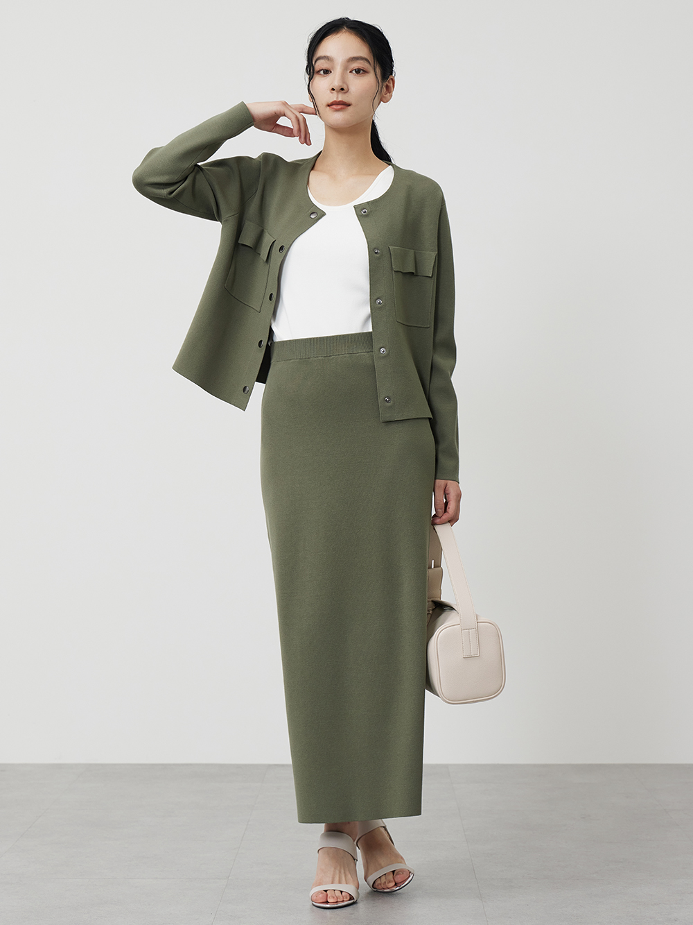 ニットカーデとスカートのコーデ