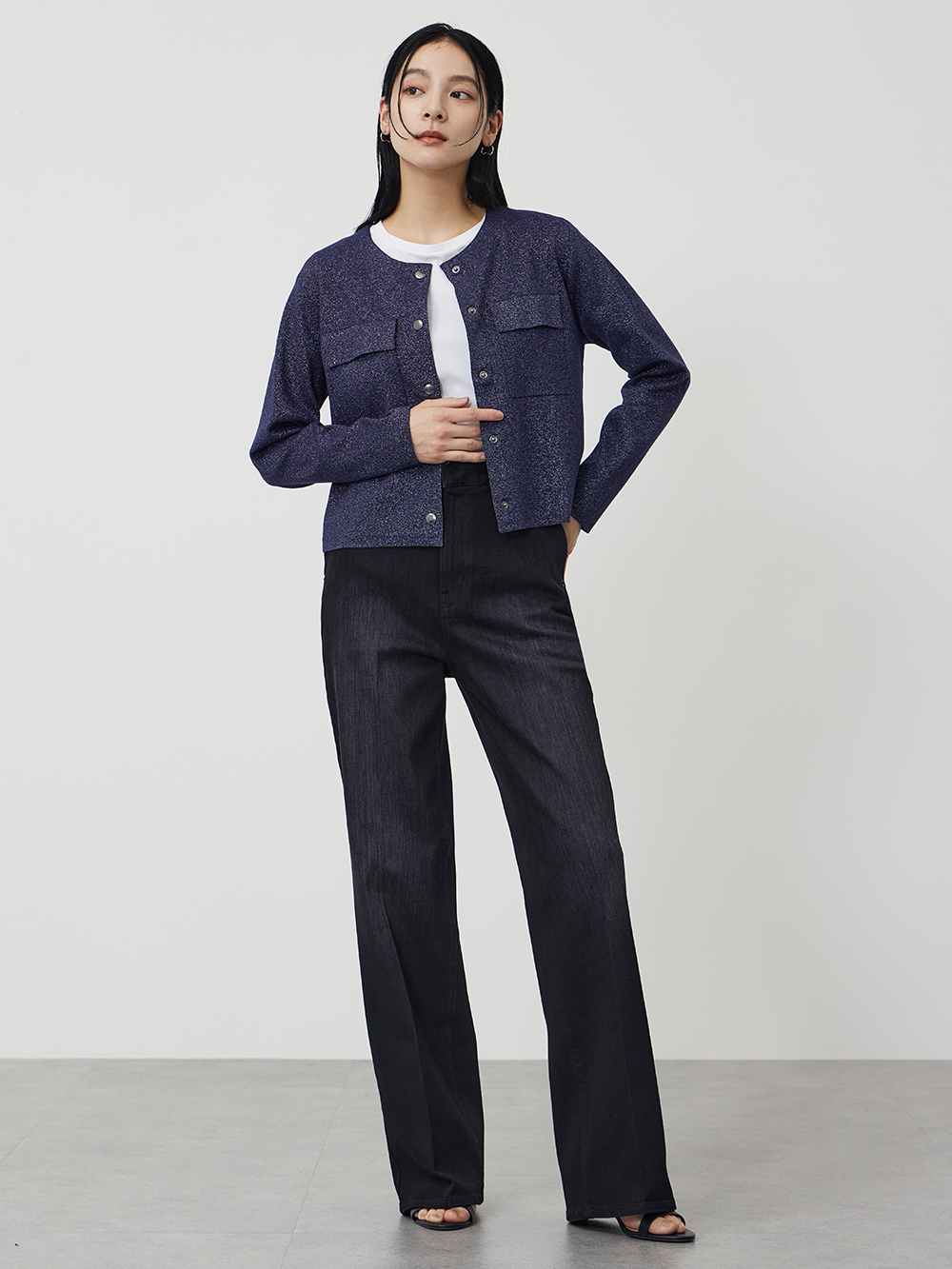 ショート丈カーディガンにハイウエストのデニムを組み合わせたコーデ