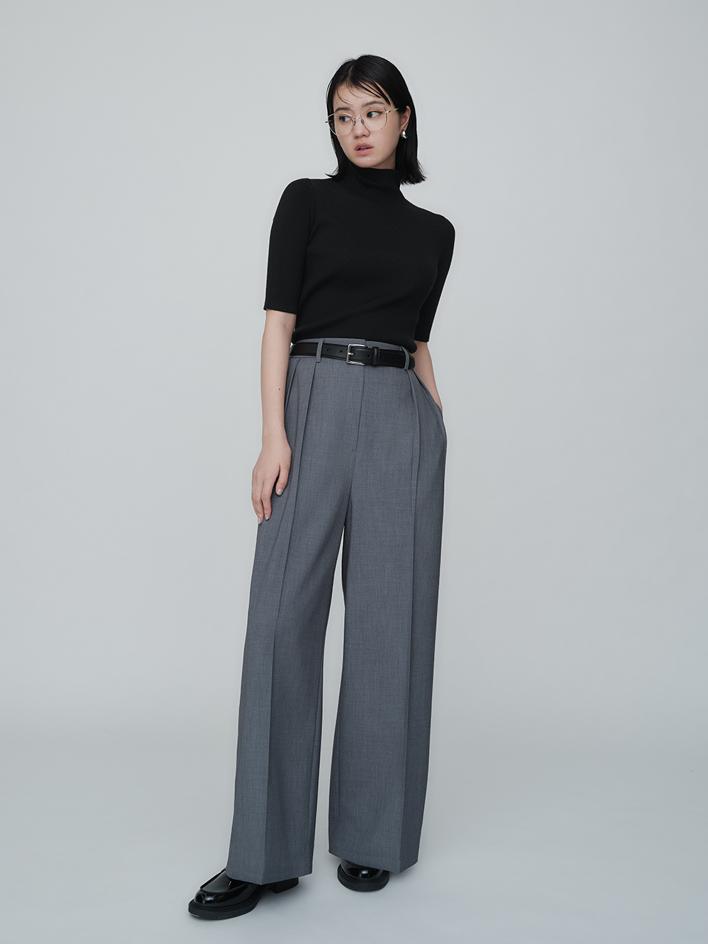 半袖ニットとパンツのオールブラックコーデ