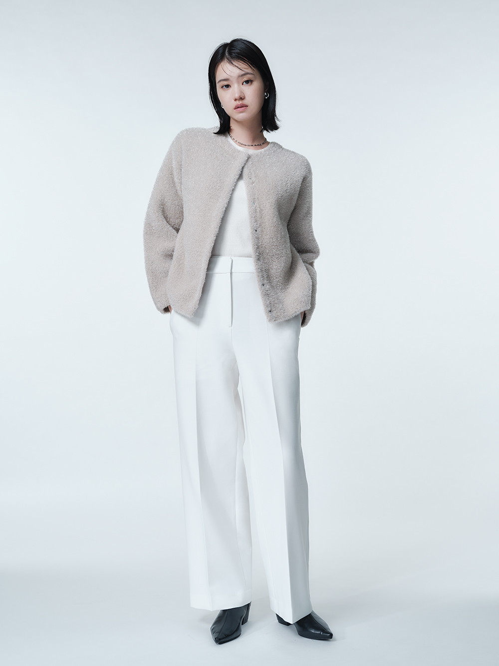 フェザーヤーンのカーデに白のワイドパンツを合わせたコーデ