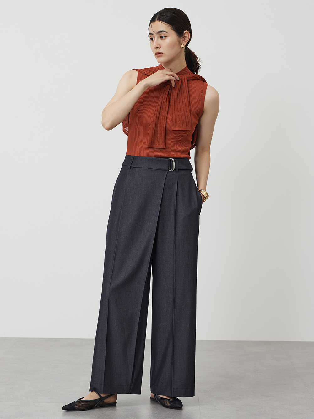ノースリーブにワイドパンツを合わせたコーデ