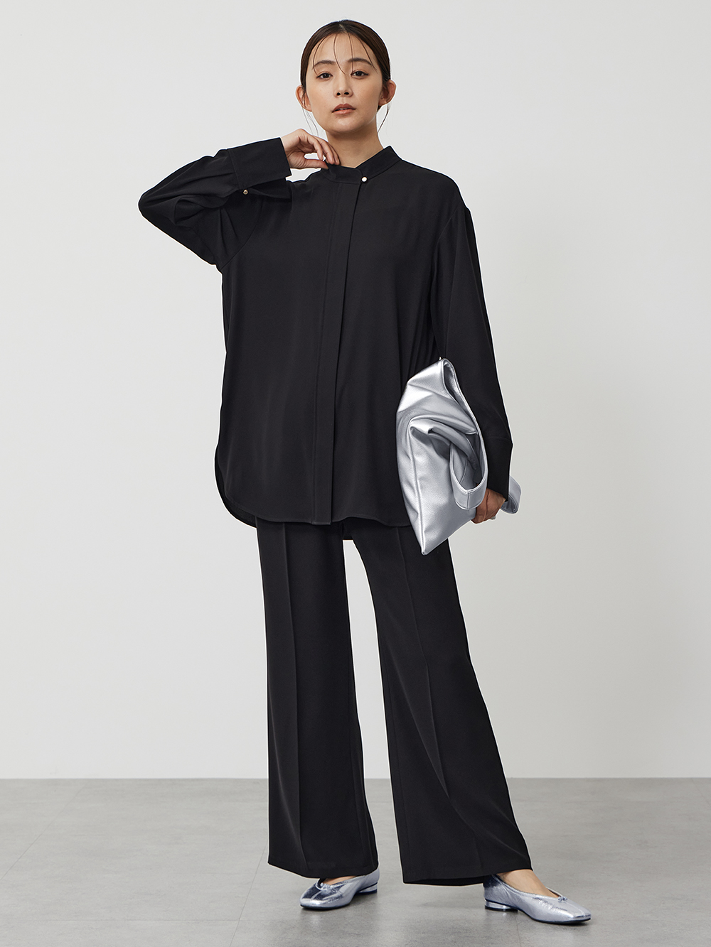 スタンドカラーシャツとフレアパンツのオールブラックコーデ