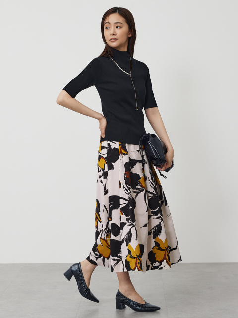 モダンな柄のプリントスカート＋ブラックで、知性を感じさせるクラシカルスタイル