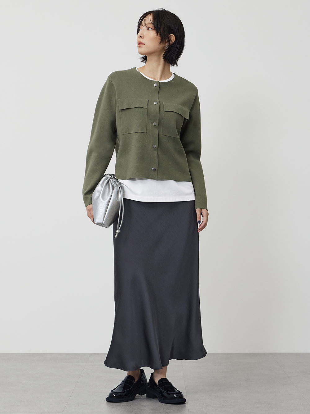 ほんのりくすんだきれい色が、華やかさはありながらもフェミニンな着こなしのコーデ