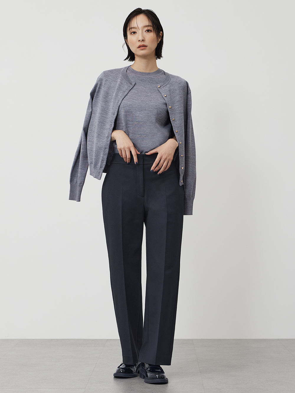 パンツにメタルボタンカーディガンを合わせたコーデ