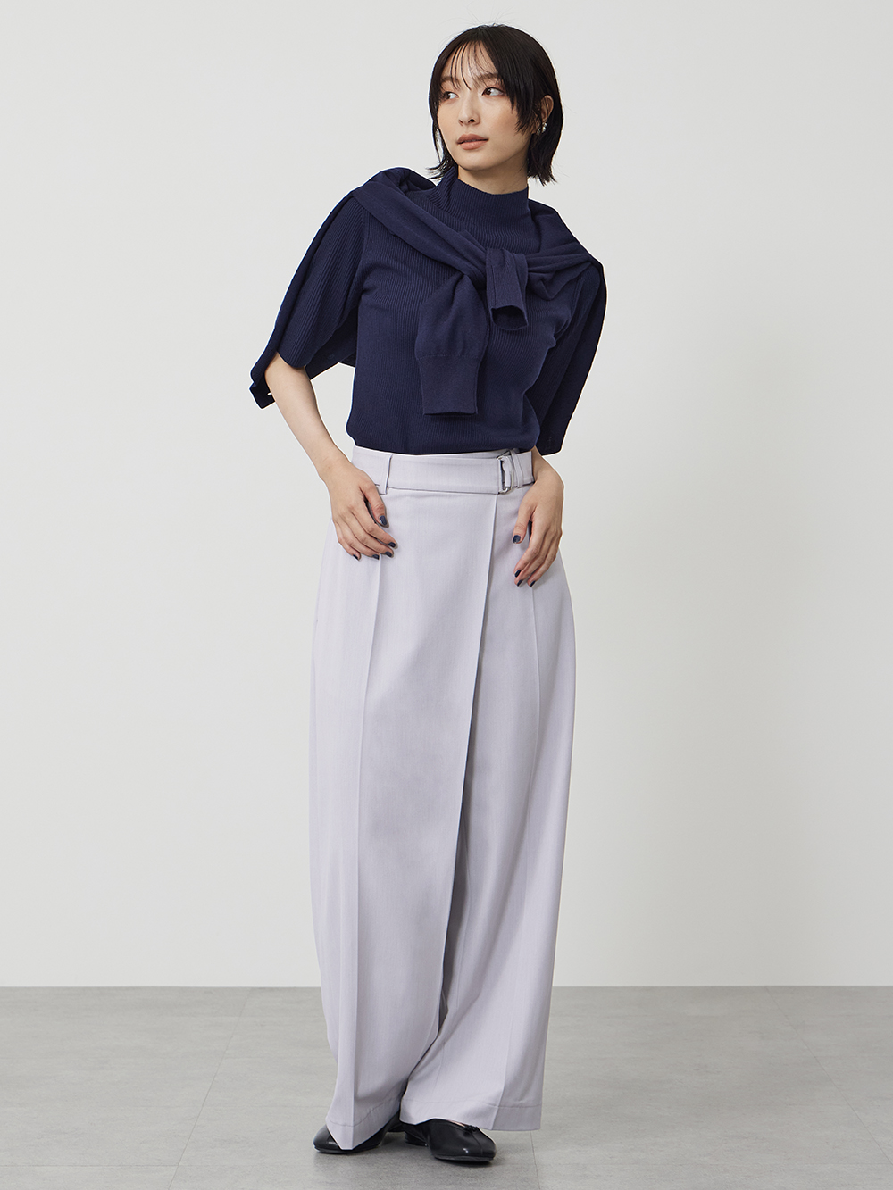 カーデを肩掛けしたコーデ