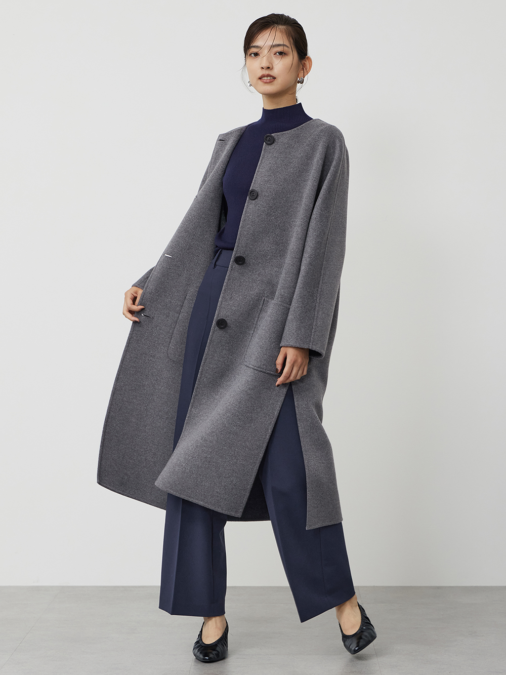 ノーカラーコートを羽織ったコーデ