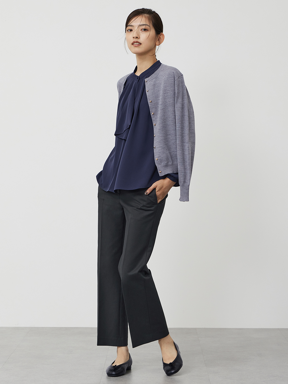 ボーダーのカーディガンを肩掛けしたコーデ