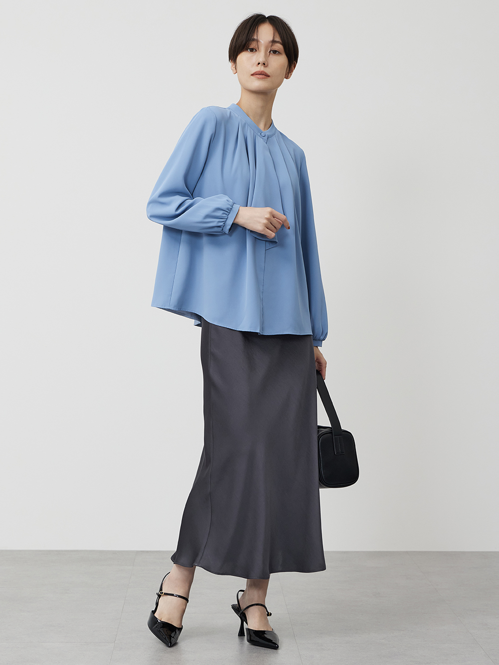 ブラウスとサテンスカートのコーデ