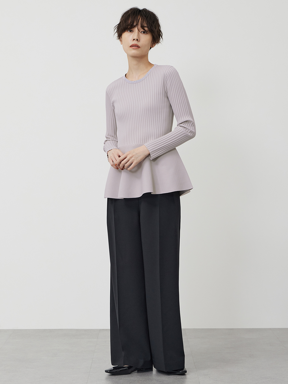 ペプラムシルエットのニットにパンツを合わせた甘すぎないコーデ