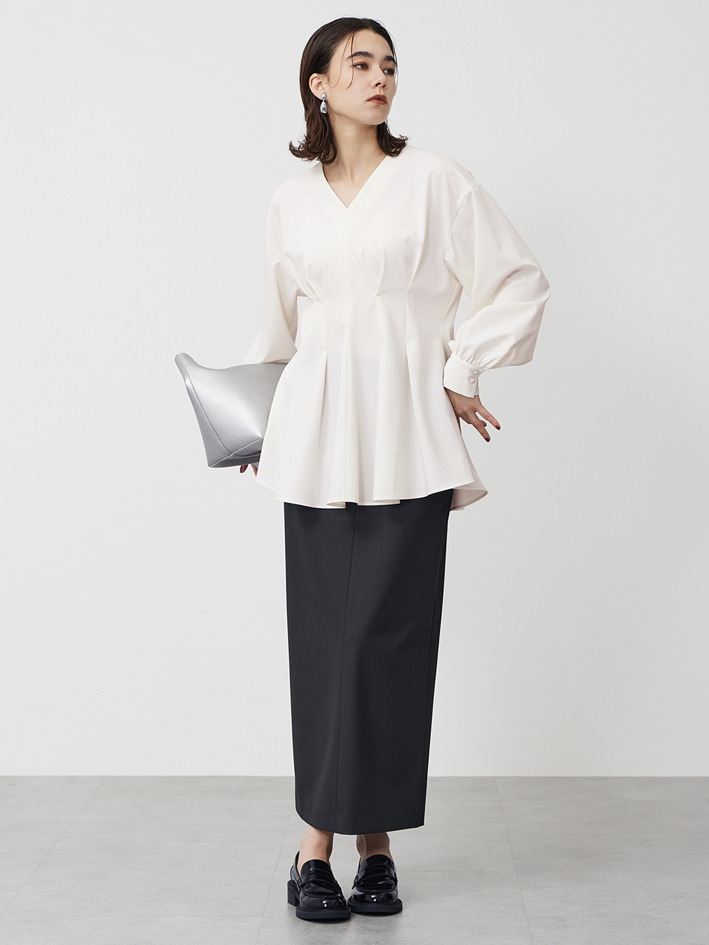 シャツとナロースカートを使った爽やかなコーデ