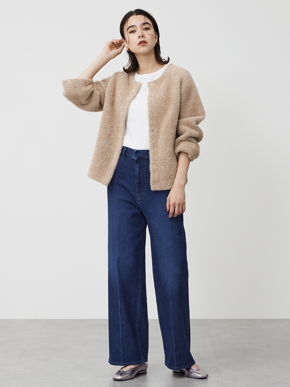 ベージュのフェザーヤーンカーデにデニムを合わせたコーデ