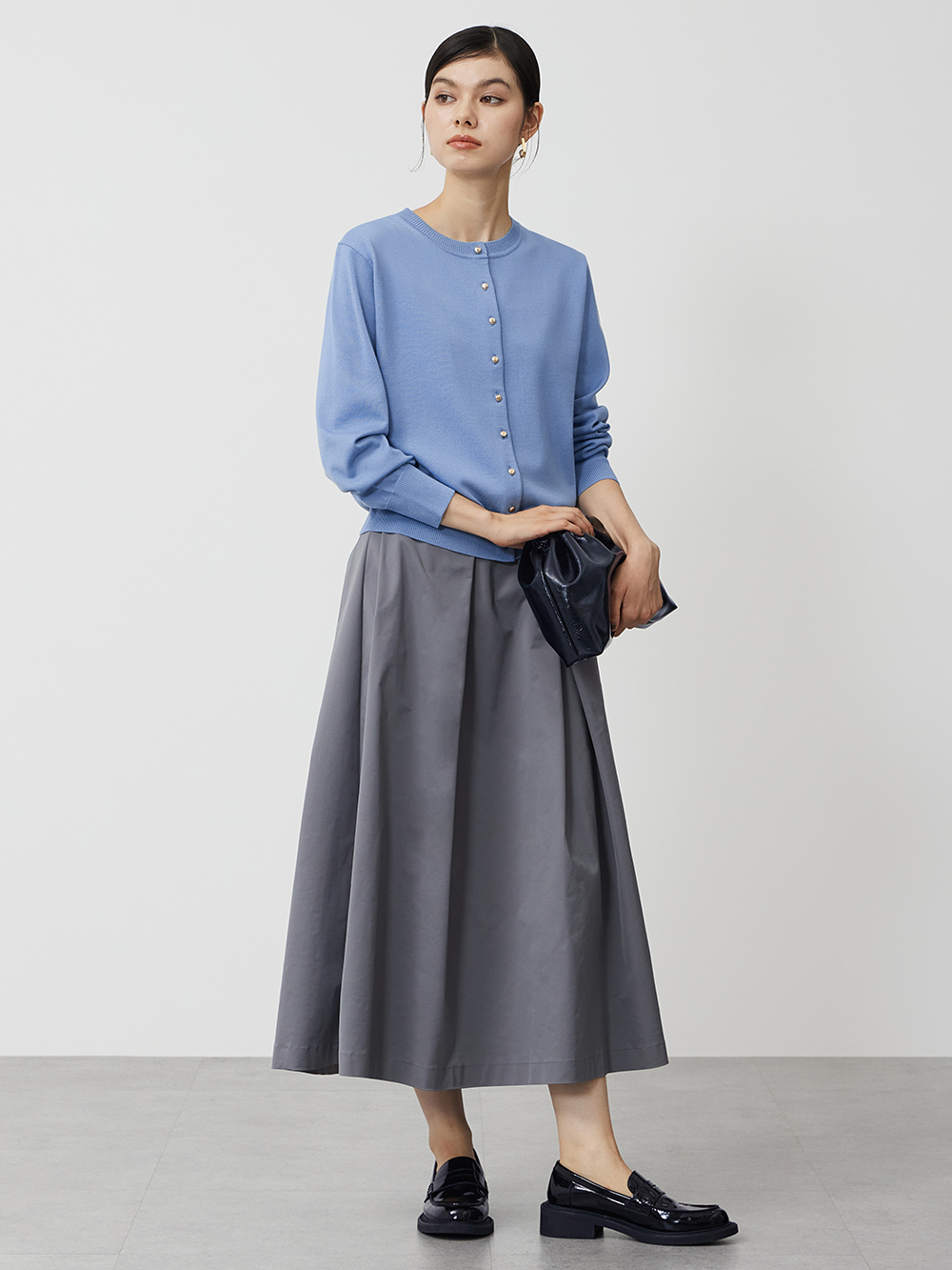 フレアスカートとハイゲージのニットカーディガンを合わせたきれいめコーデ