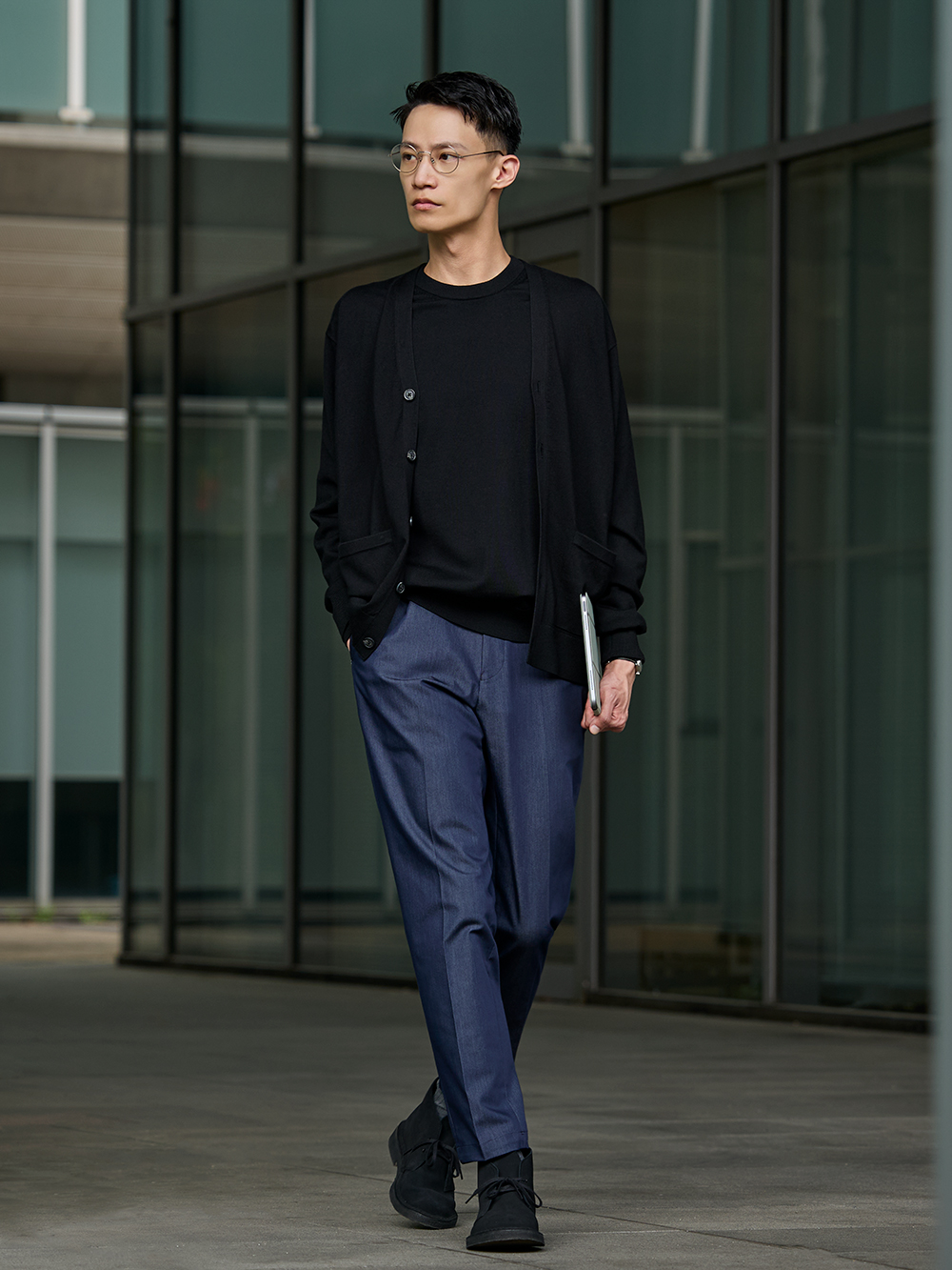 デニム見えするスリムテーパードトラウザーズ