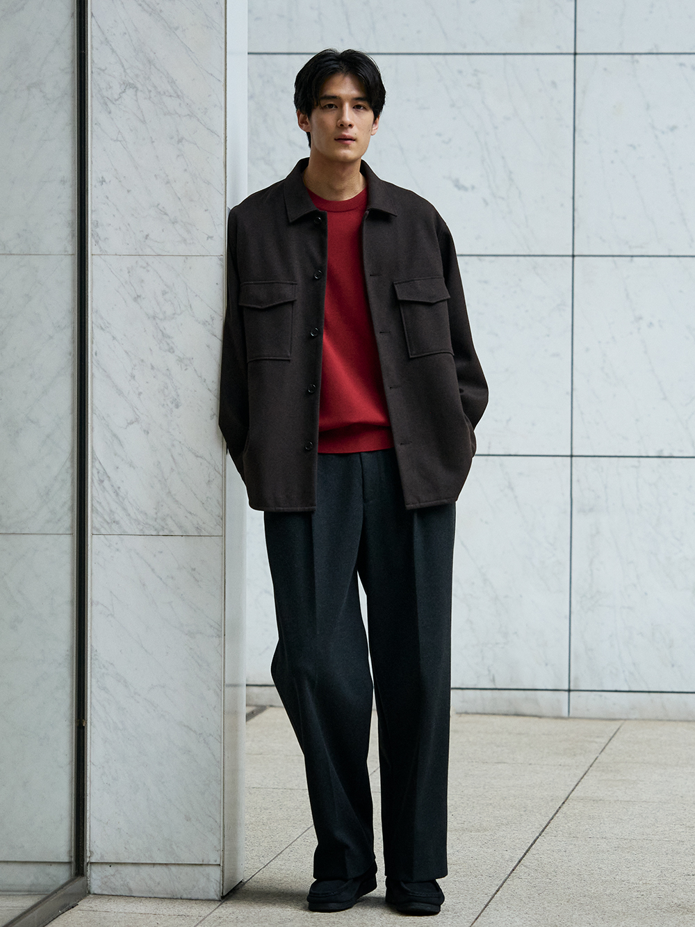 シャツブルゾンと同素材のイージーパンツを合わせた綺麗めカジュアルコーデ