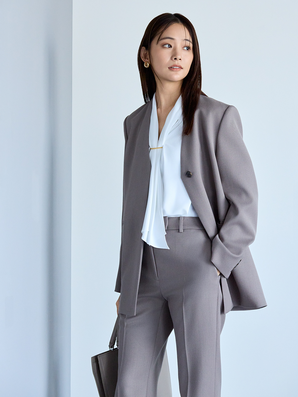 明るい色のスーツコーデ