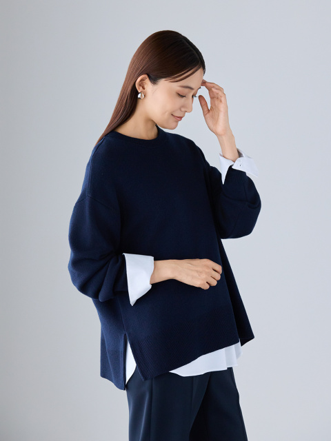 カットソーとニットをレイヤードしたオフィスカジュアルコーデ