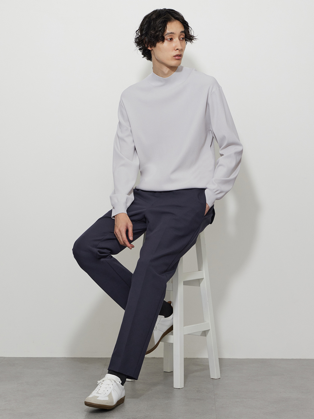 シンプルなスニーカーを合わせたコーデ