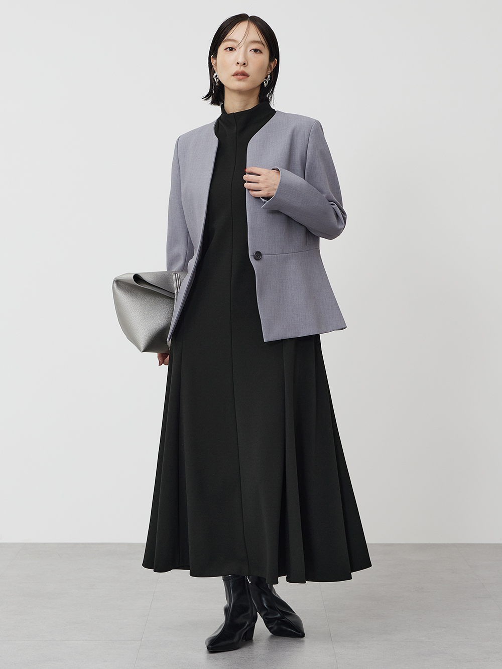 ワンピースにジャケットを羽織ったコーデ