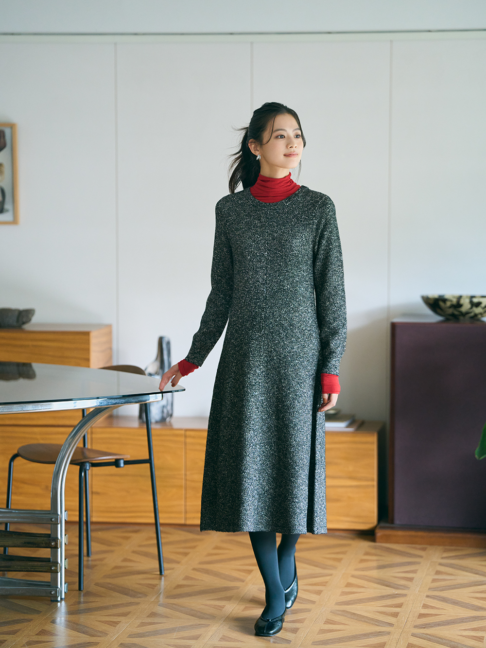 赤いタートルネックにグレーのニットワンピースを重ねたコーデ