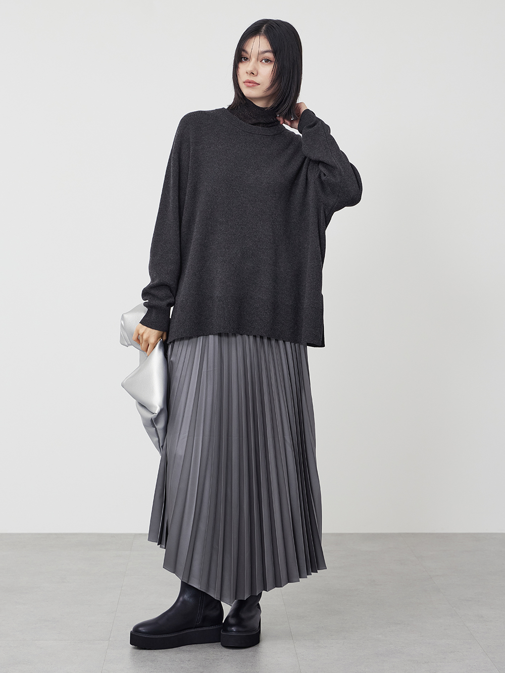 グレーのサテンスカートとニットを合わせた、異素材ワントーンコーデ