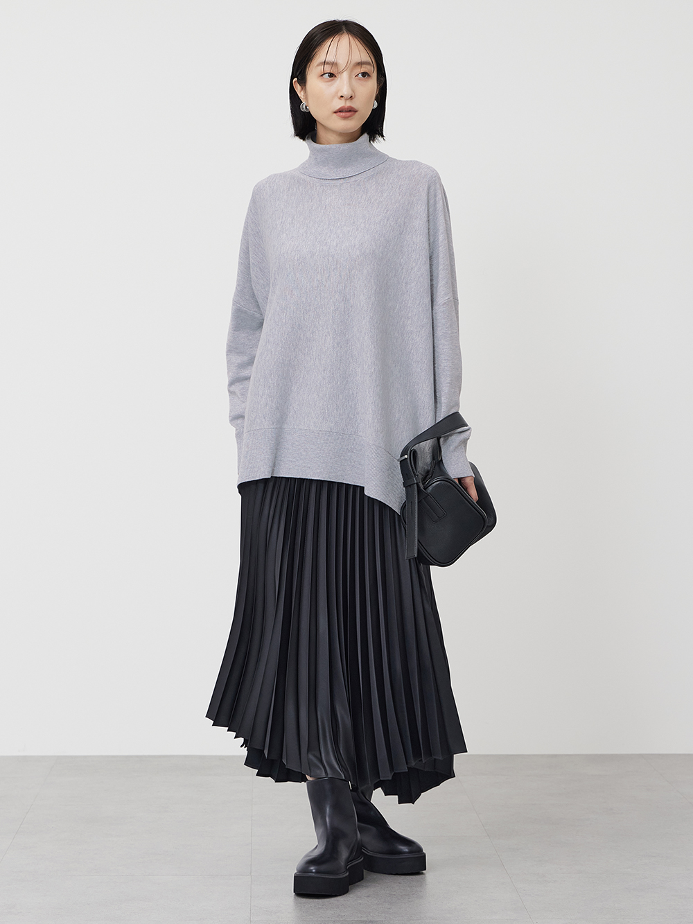 ラメポンチョセーター、サテンイレギュラーヘムプリーツスカート」を