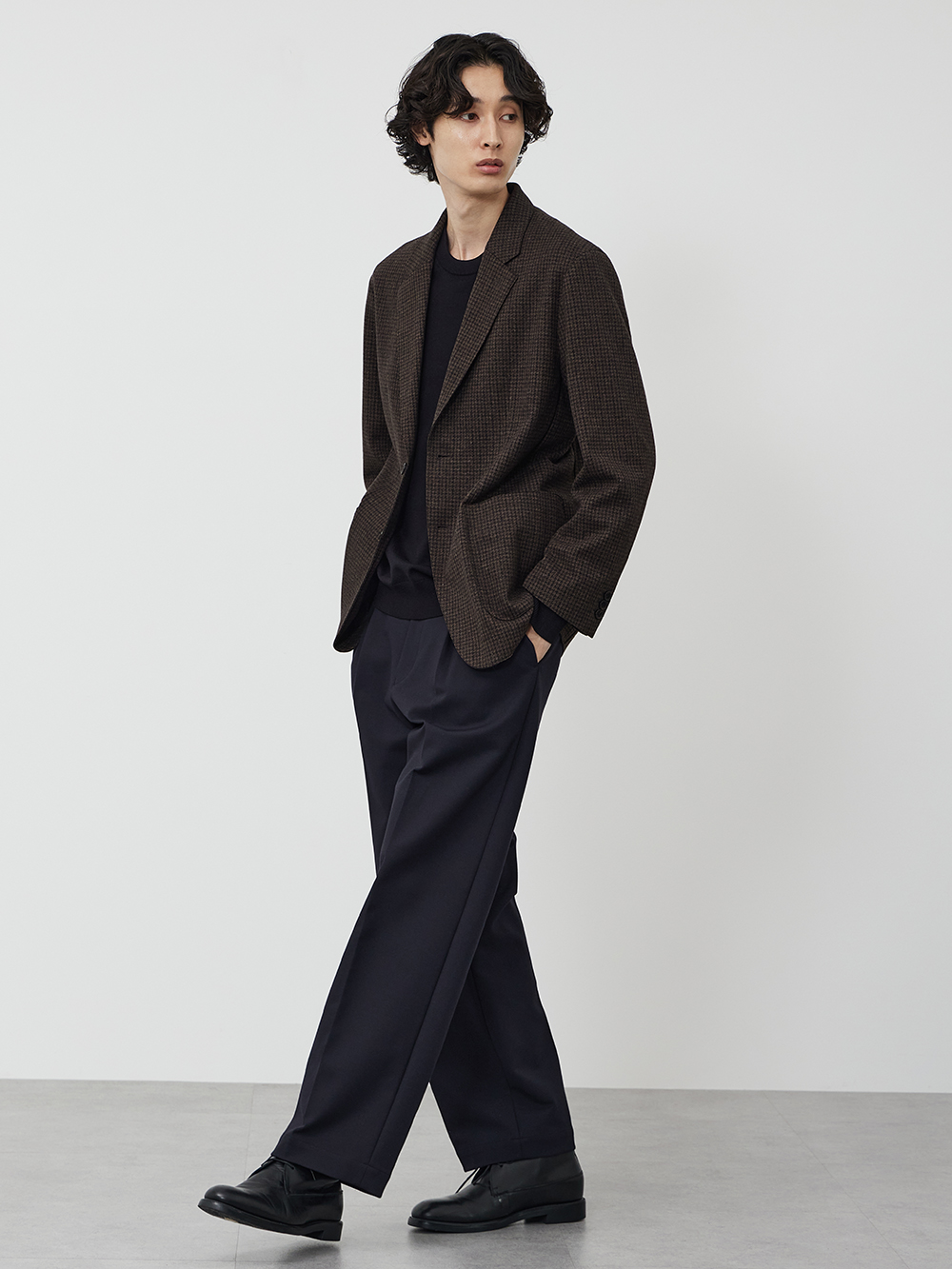 ジャケットにニットを合わせたコーデ