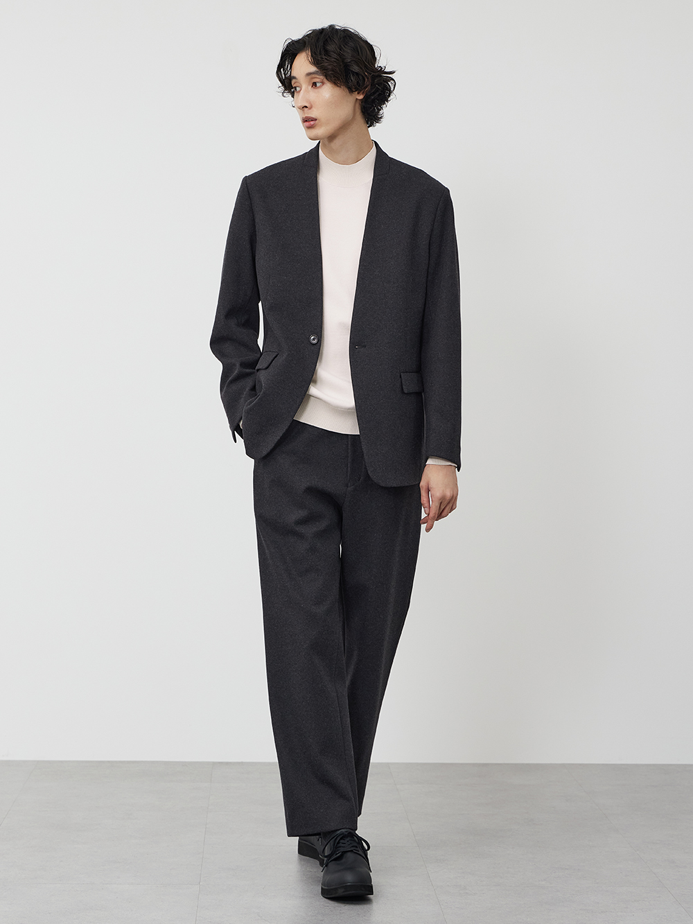 ダークグレーのプレシャスニットメルトンアップコーデ