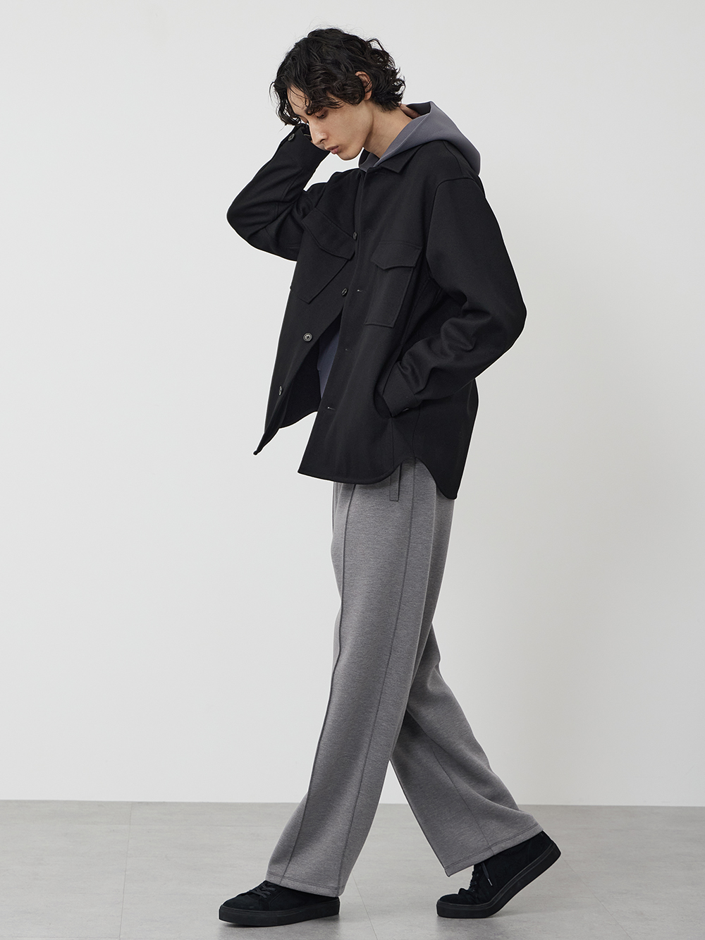 ニットパーカとパンツのきれいめカジュアルコーデ