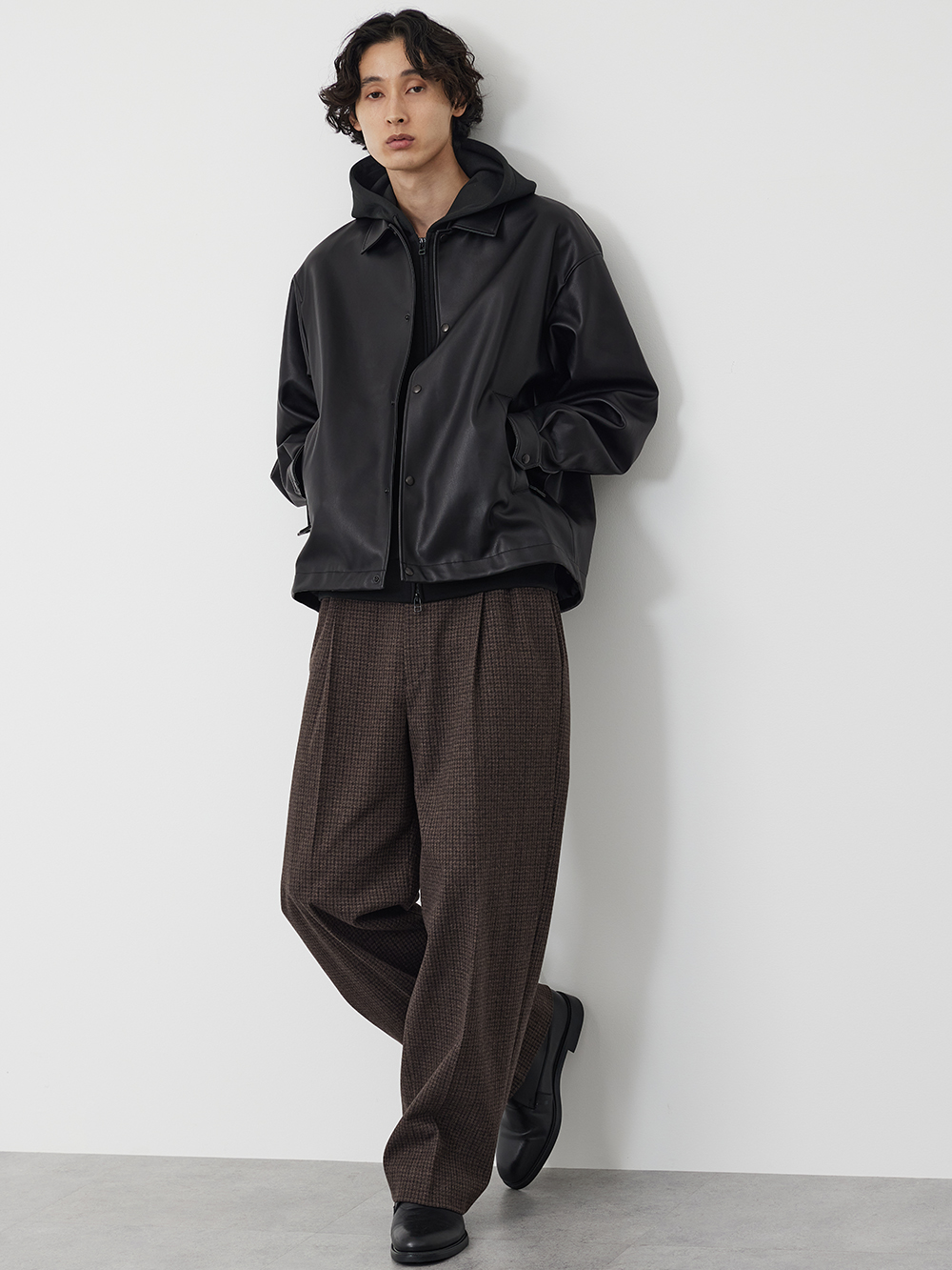 ライダースジャケットに太めのパンツを合わせたコーデ