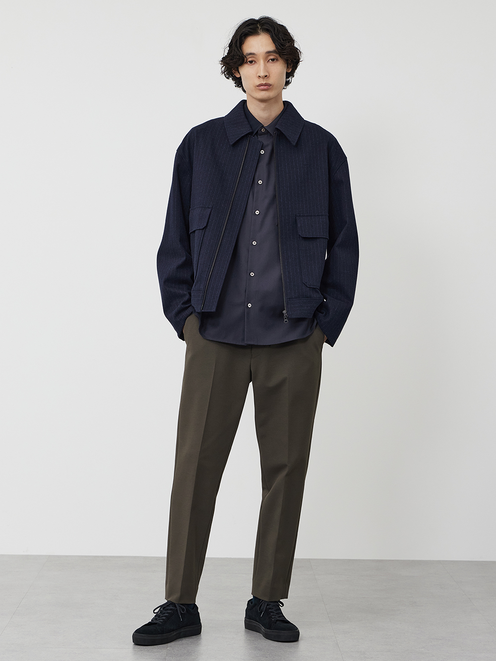 綺麗めなブルゾンを羽織ったコーデ