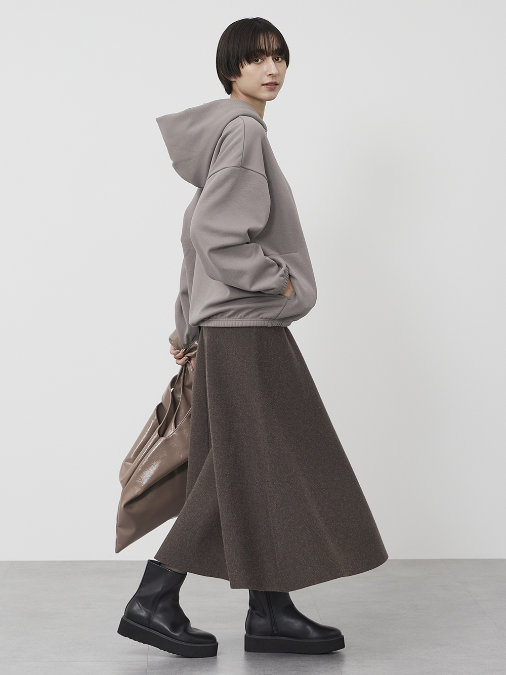 ローズグレーのパーカコーデ