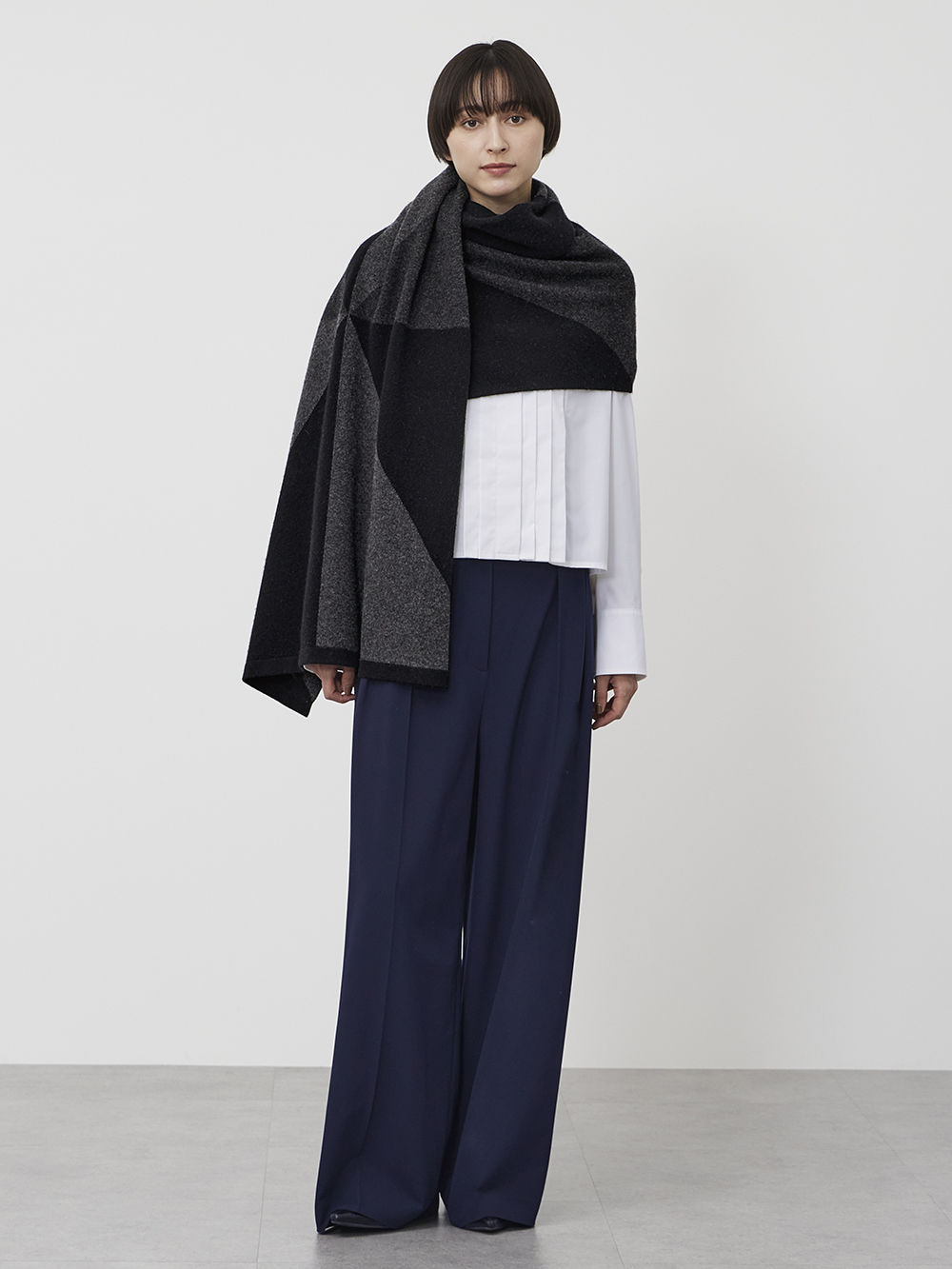 ショート丈のブラウスに大判のストールを合わせたコーデ