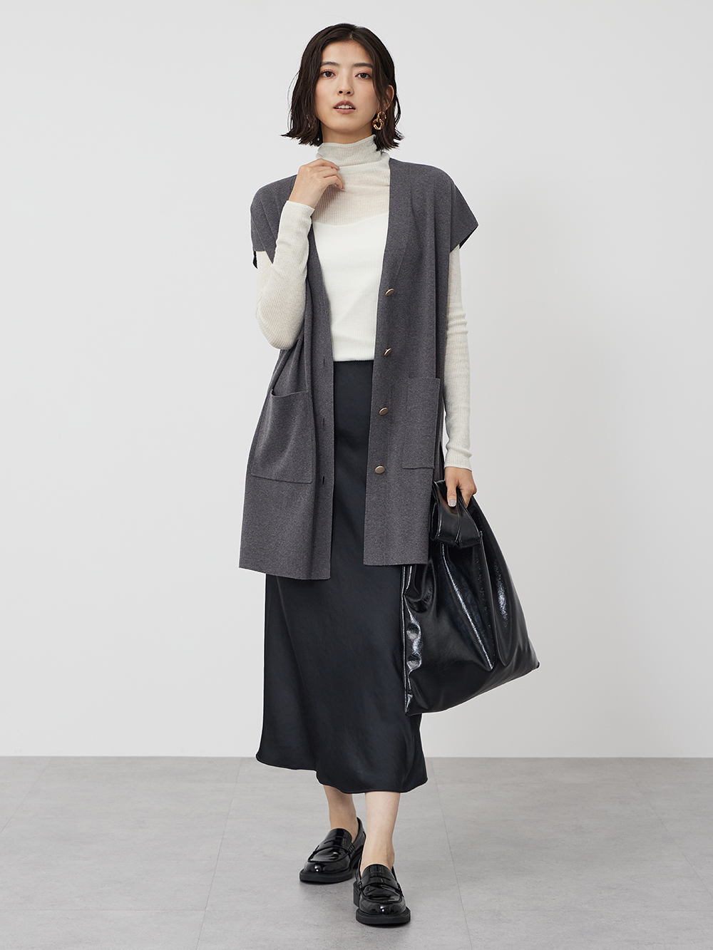 黒、グレー、白でまとめたモノトーンコーデ