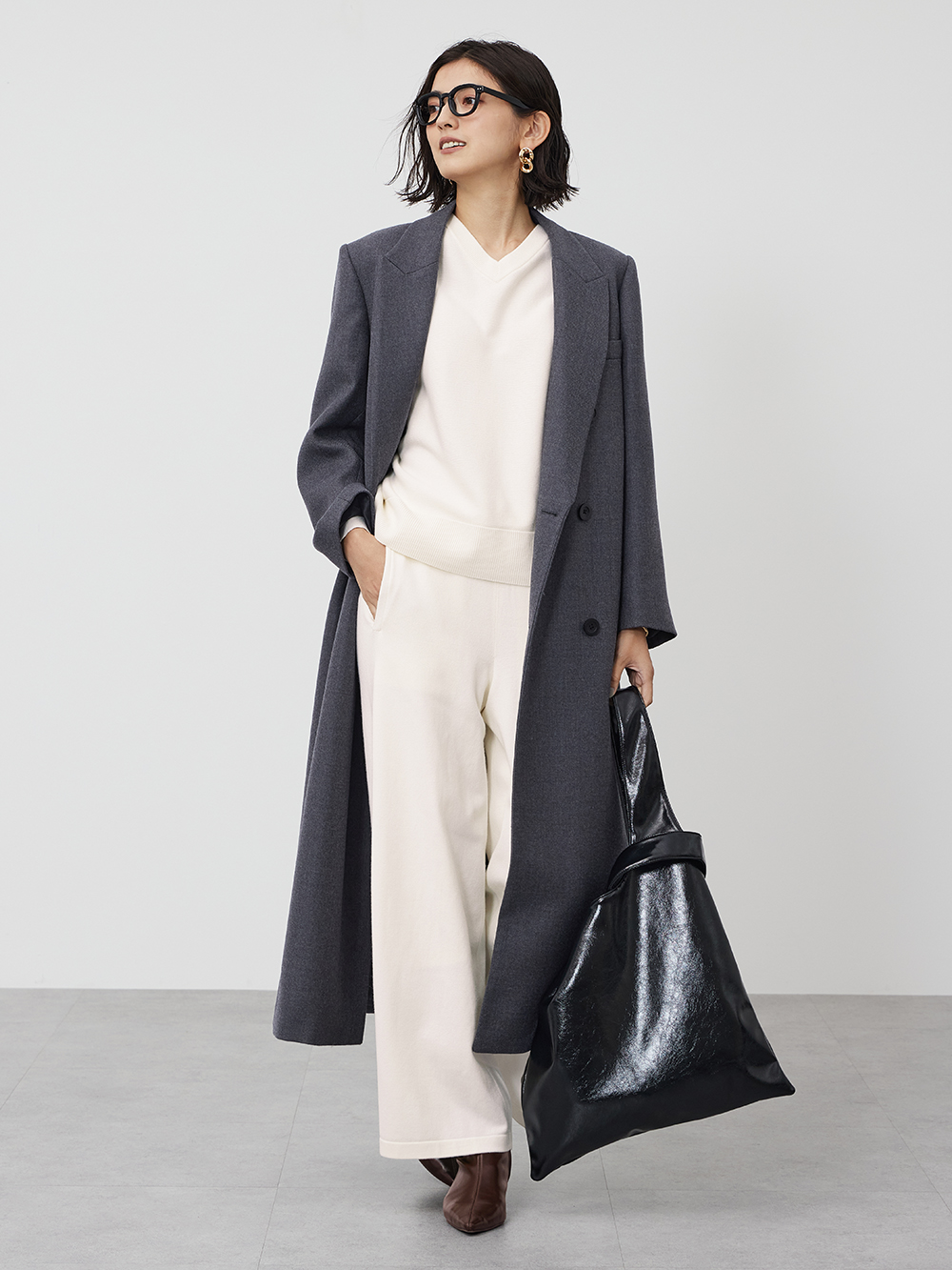 ダークカラーのコートのコーデ